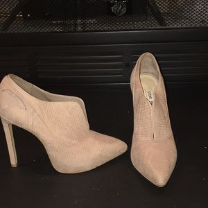 Textured Steve Madden heels!